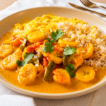 Moqueca de banana da terra com arroz branco e farofa de dendê 400g