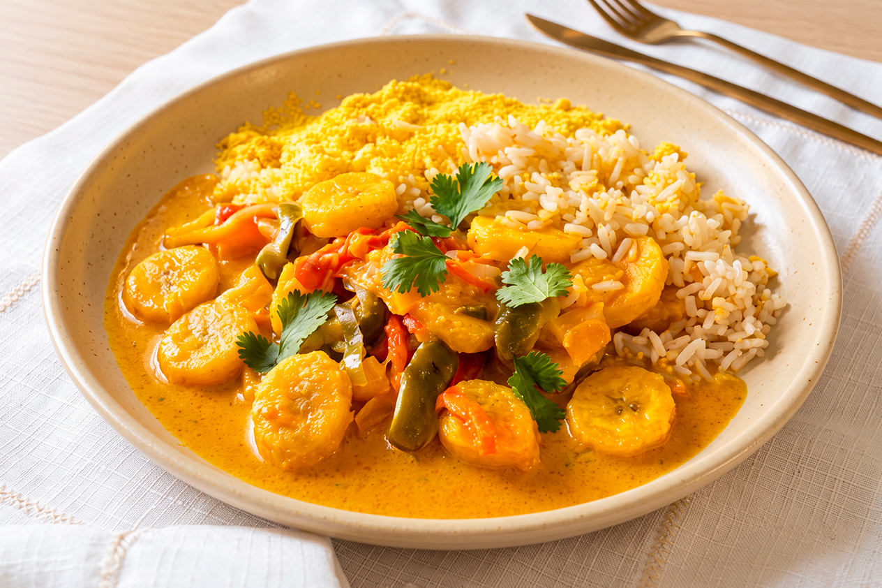 Moqueca de banana da terra com arroz branco e farofa de dendê 400g