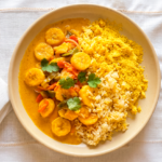 Moqueca de banana da terra com arroz branco e farofa de dendê 400g