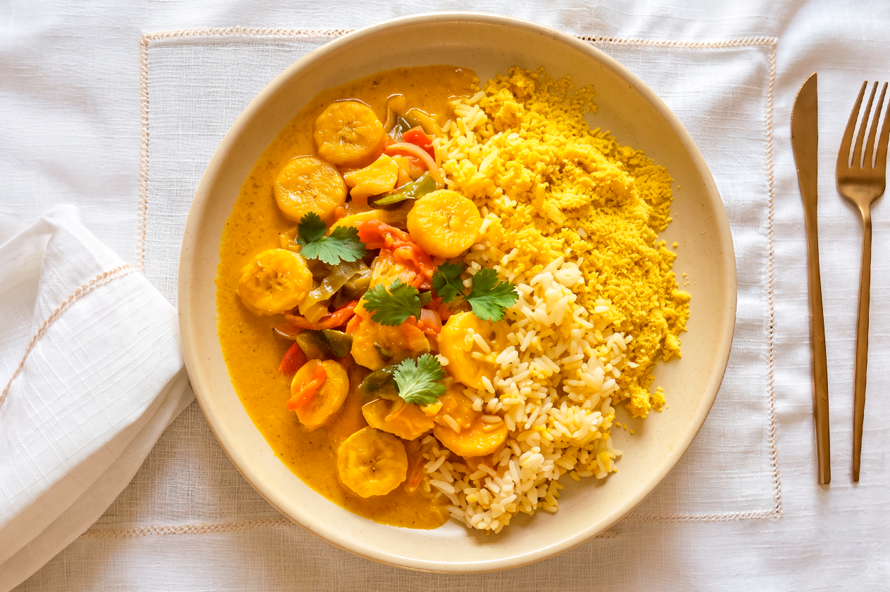 Moqueca de banana da terra com arroz branco e farofa de dendê 400g