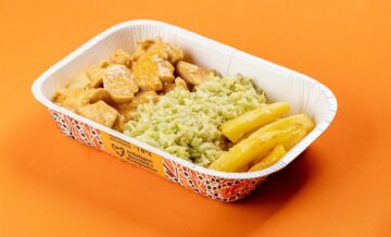 Estrogonofe de frango com falso arroz de couve-flor e batata assada na mant...