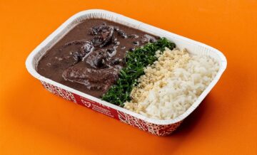 Feijoada light com arroz branco, couve refogada e farofa de bacon 400g