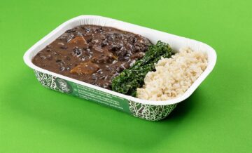 Feijoada vegetariana com arroz integral, couve refogada e farofa de cebola ...