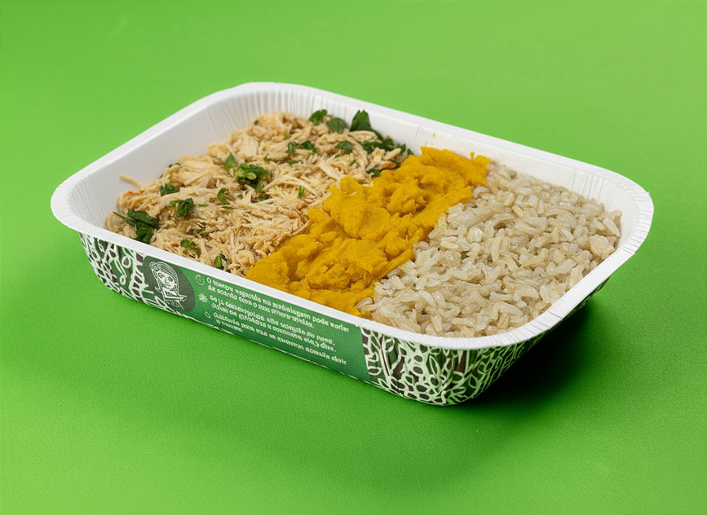 Frango desfiado com arroz integral e purê de abóbora cabotiã