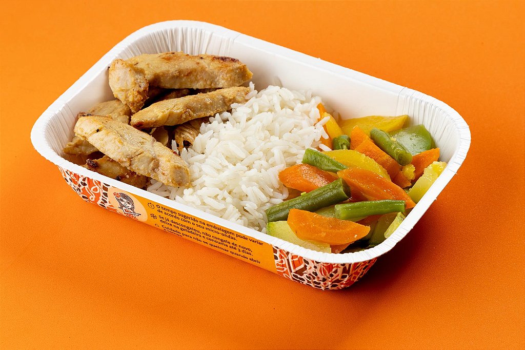 Iscas de filé de peito de frango com arroz branco e legumes salteados no azeite 400g
