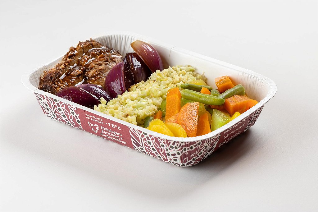 Maminha assada com molho de cebola roxa, falso arroz de couve flor e legumes salteados no azeite 400g