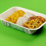 Moqueca de banana da terra com arroz branco e farofa de dendê 400g