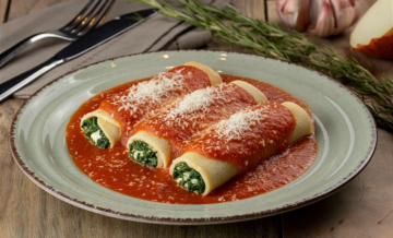 Panqueca integral de ricota com espinafre e nozes ao molho pomodoro e parme...