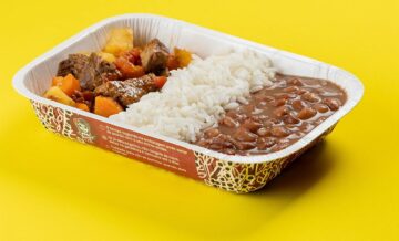 Picadinho com batata e cenoura, arroz branco e feijão carioca 400g