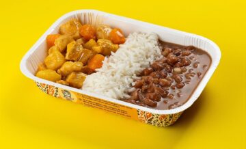 Picadinho de peito de frango com batata e cenoura, arroz branco e feijão ca...