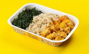 Picadinho de peito de frango com batata e cenoura, arroz integral e couve r...