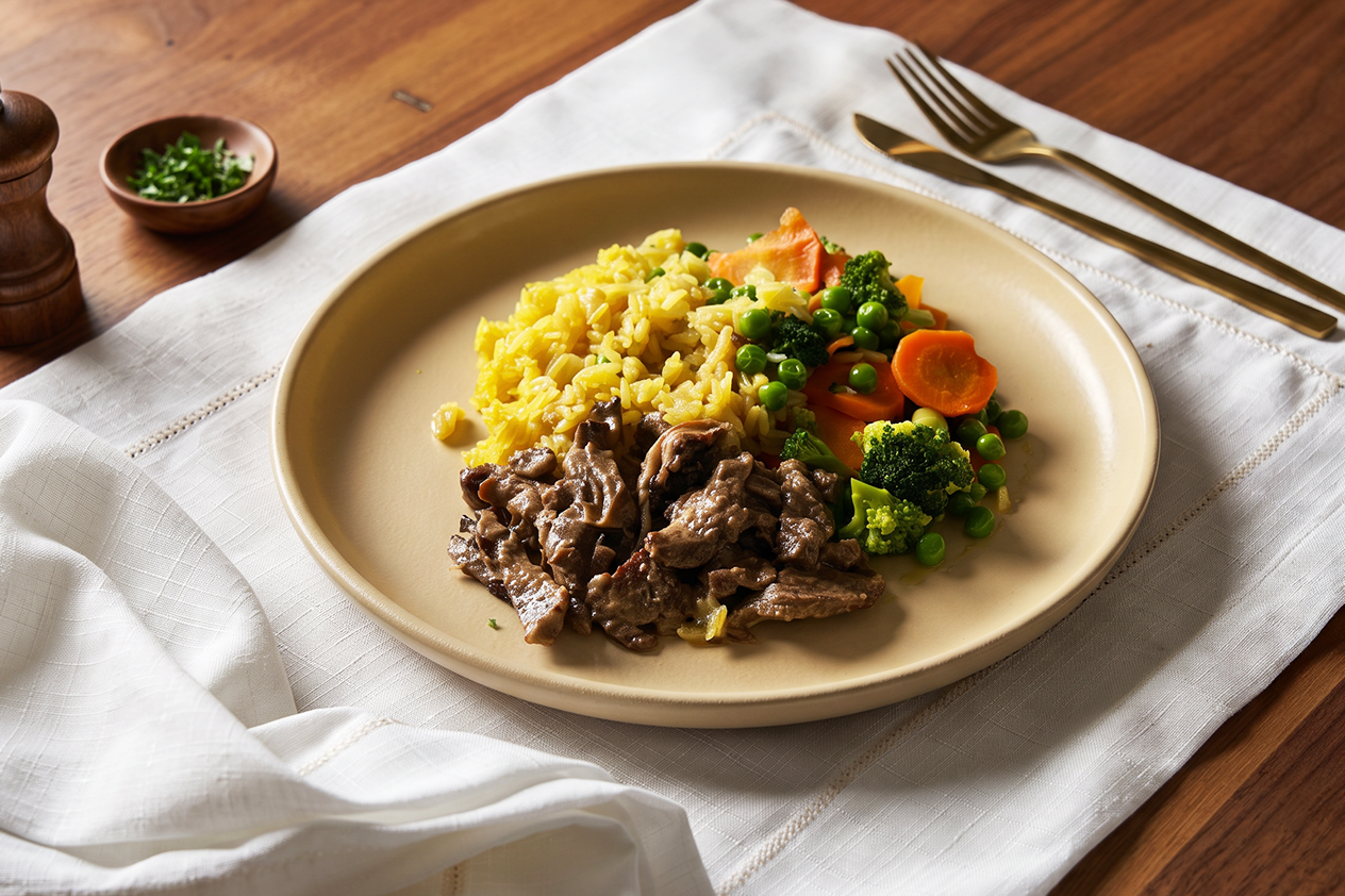 Filé Mignon em tiras com molho de shimeji, arroz jasmine e legumes 400g