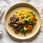 Filé Mignon em tiras com molho de shimeji, arroz jasmine e legumes 400g
