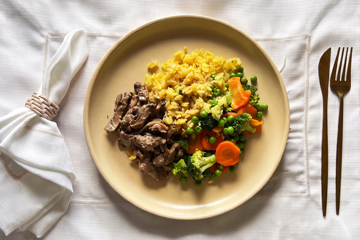 Filé Mignon em tiras com molho de shimeji, arroz jasmine e legumes 400g