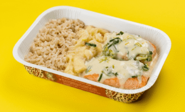 Salmão assado ao molho de alho poró com arroz integral e purê de batata 250...