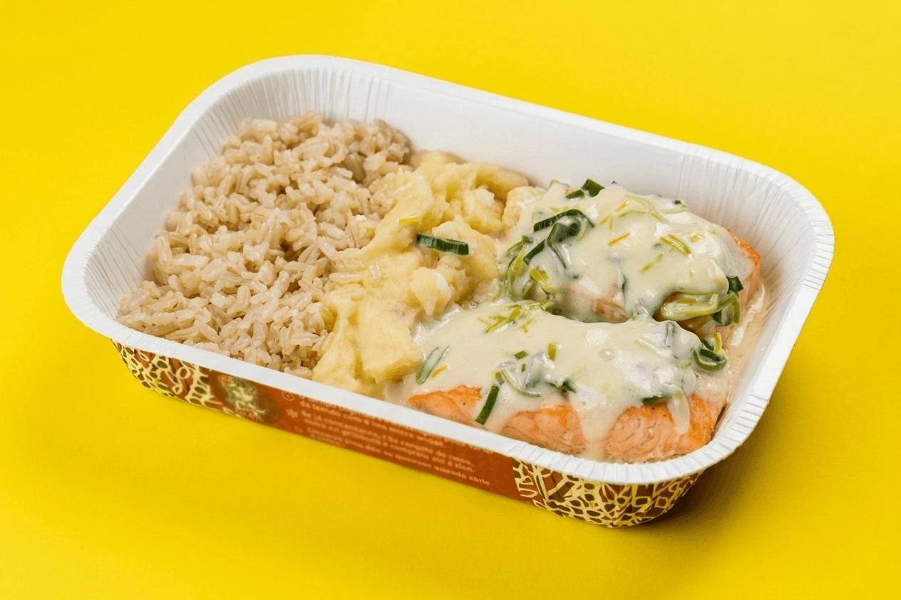 Salmão Grelhado ao Molho de Alho-Poró com Arroz Integral e Purê de Batata