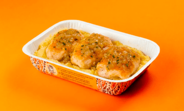 Filé de saint peter ao molho de cebolas e salsa com purê de banana 250g
