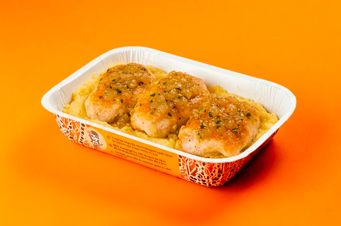 Filé de saint peter ao molho de cebolas e salsa com purê de banana 250g