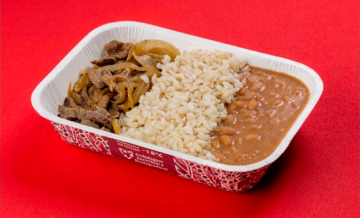 Iscas de filé mignon em tiras com arroz integral e feijão 400g