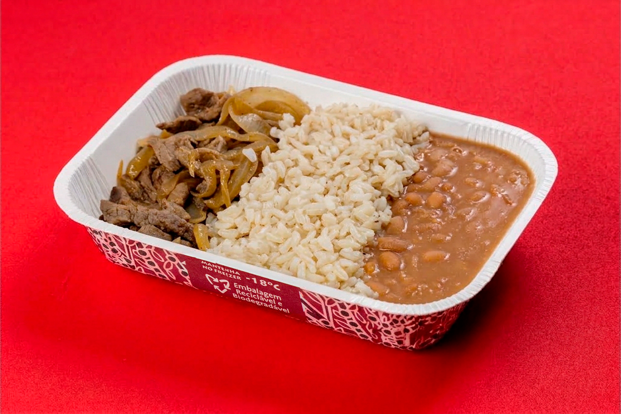 Iscas de filé mignon em tiras com arroz integral e feijão 400g