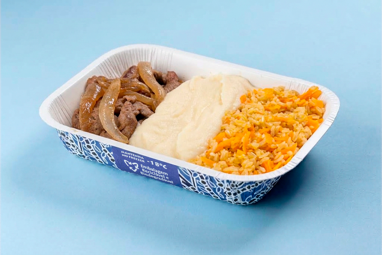 Filé mignon suíno em tiras com arroz integral, cenoura e purê de batatas 400g